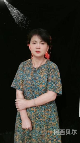 灌醉暗恋校花一线天灌醉暗恋校花一线天，校园里的甜蜜与禁忌