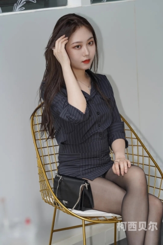 少妇草比，都市女性的时尚风采