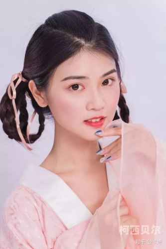 国产美妆新篇章，18岁少女们的粉嫩秘密