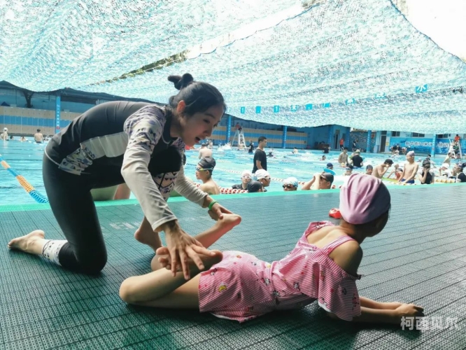 在泳池轻点揉教练泳池教练的温柔触碰，专业新闻资讯的深度解读