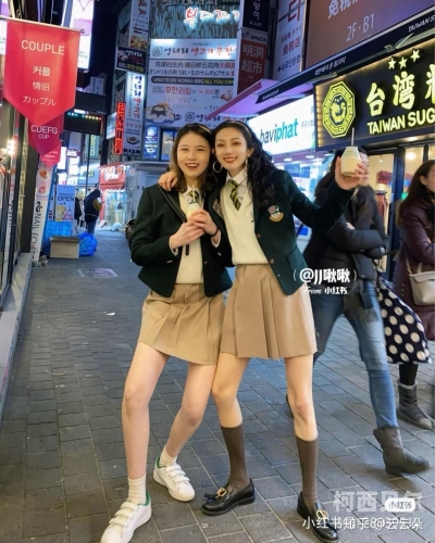 亚州制服亚州制服新风潮，时尚与实用的完美结合